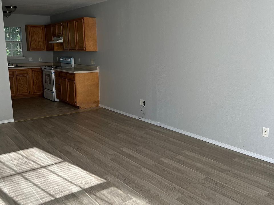 2nd image of 759 W 15th St