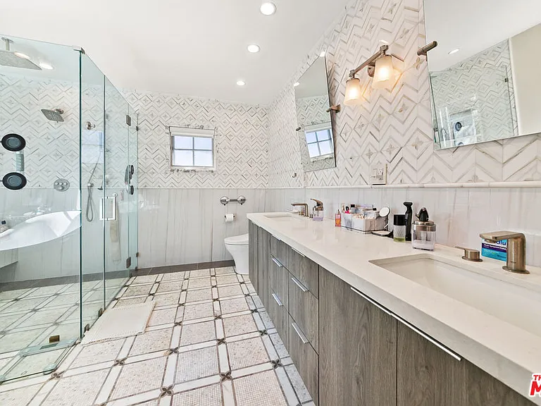 401 N McCadden Pl — Photo 43