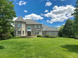 9 Beauclaire Ln, Fairport, NY 14450