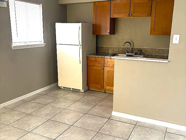 Western Oaks Apartments — Photo 11