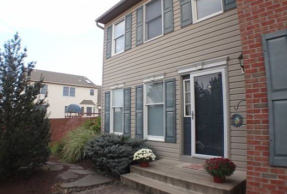 2nd image of 1917 Brook Ln