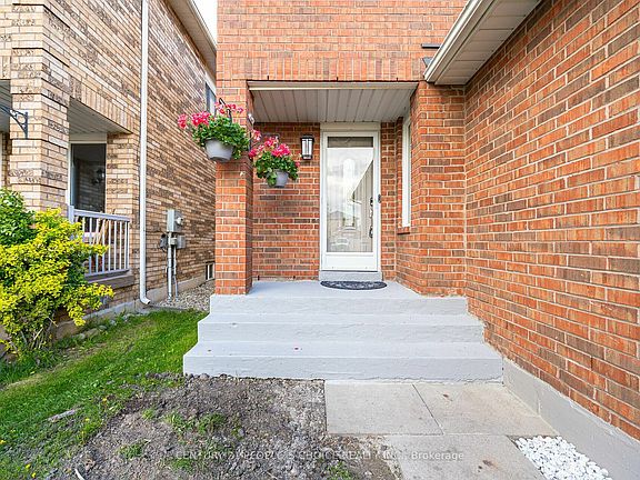 3rd image of 313 Marshall Cres