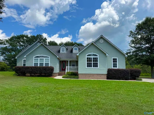 84 Creekside Dr, Albertville, AL 35950