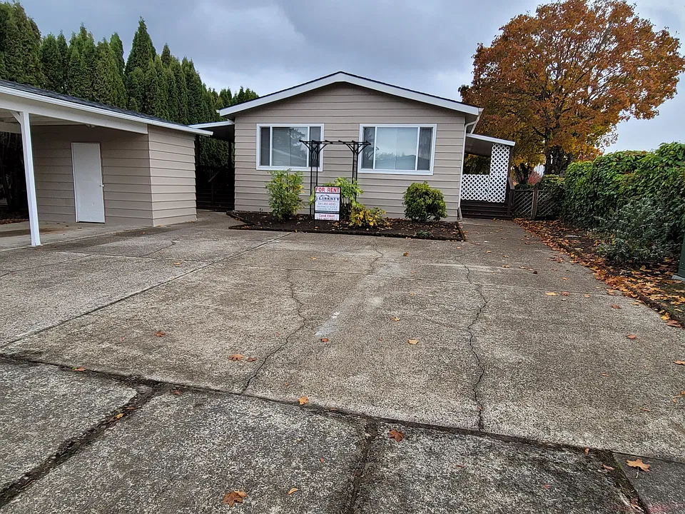 998 Mazama Ave