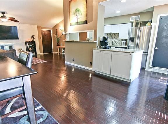 5th image of 3221 Dartmoor Ct