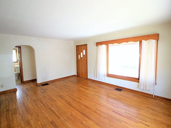 3rd image of 1042 Washington Ave