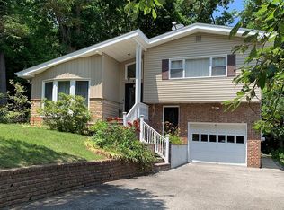 49 Vista Hill Rd, Great Neck, NY 11021