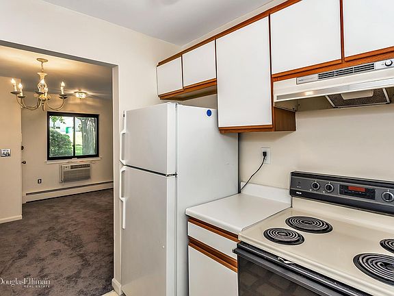 5th image of 33 Richmond Blvd Unit 1C