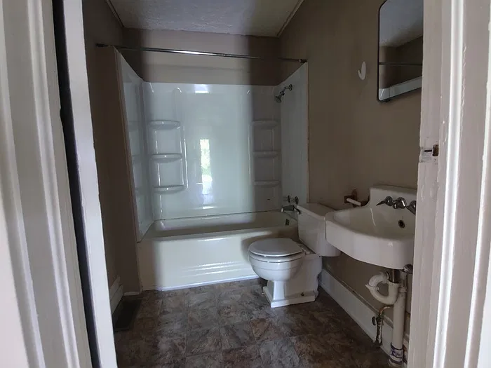 2 bed, 1.0 bath, 1100 sqft, $1,035 — Photo 3