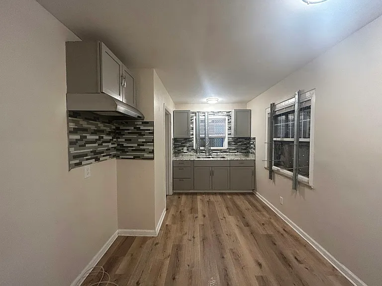 5070 Lafontaine St — Photo 4
