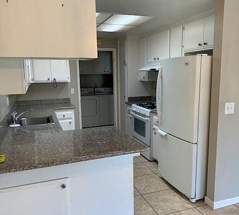 Kitchen with all appliances