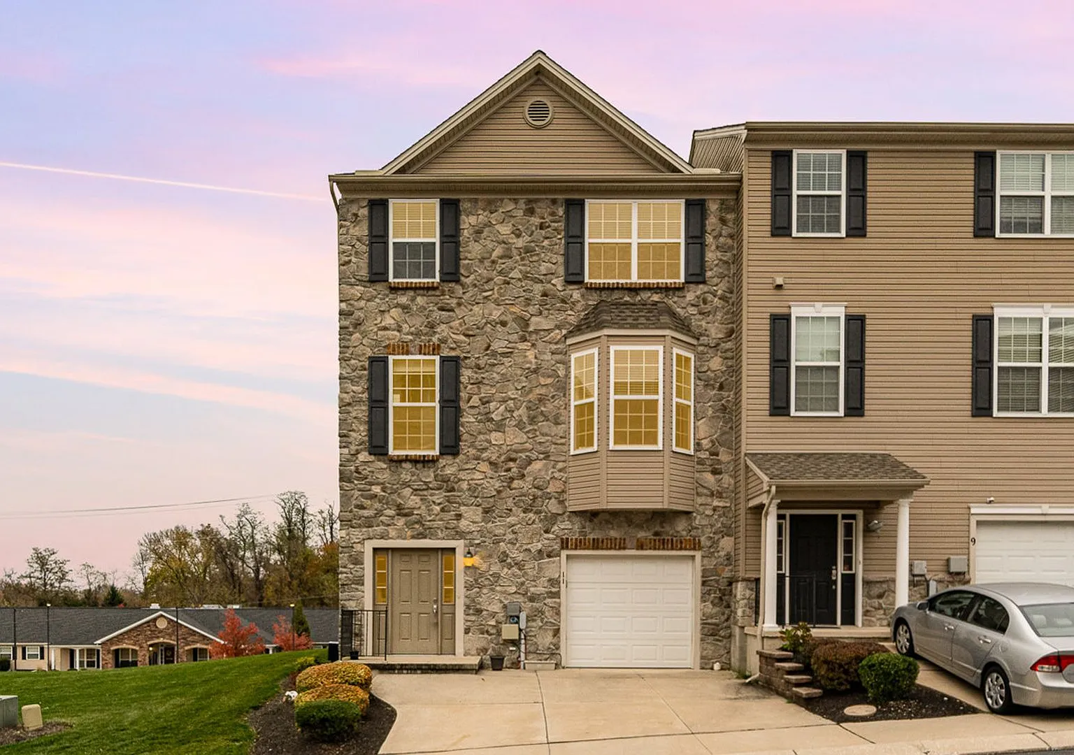 Welcome to this charming 3-bedroom, 2.5-bathroom house located in Lemoyne, PA. — Photo 1