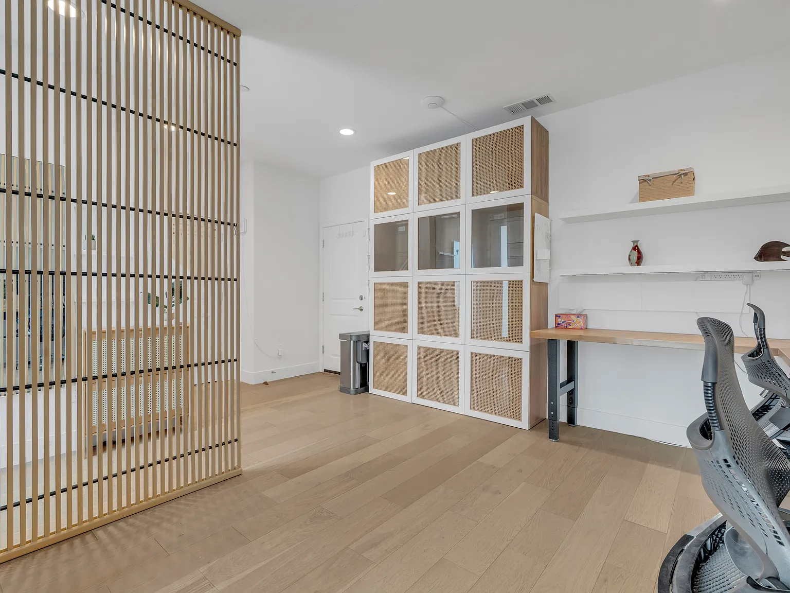 3 bed, 2.5 bath, 1831 sqft, $7,450 — Photo 3