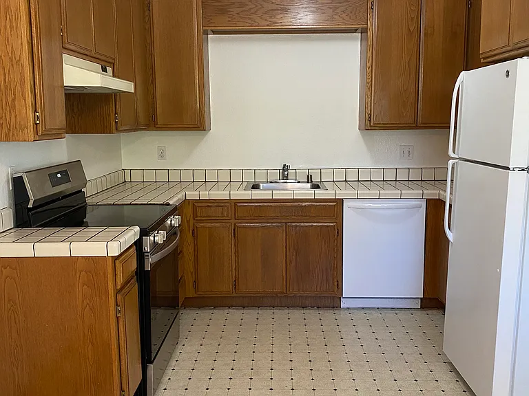 577 Oregon St — Photo 8