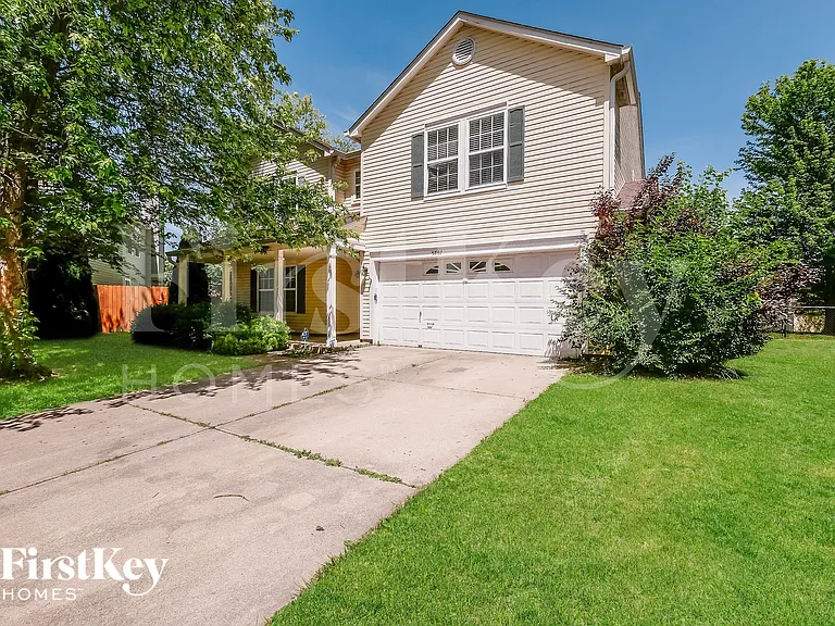 5757 N Plymouth Ct — Photo 1