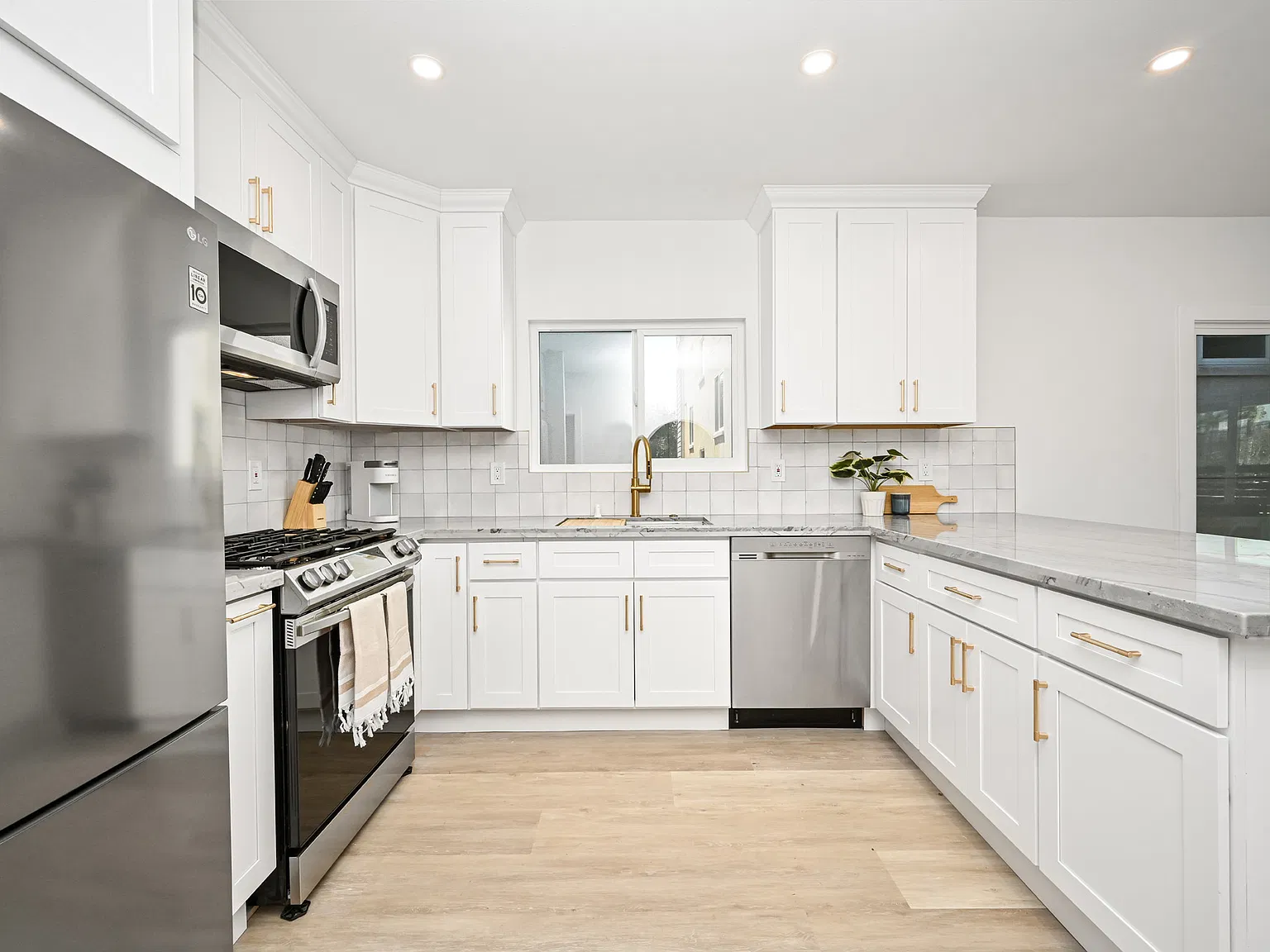 3 bed, $7,195 — Photo 3