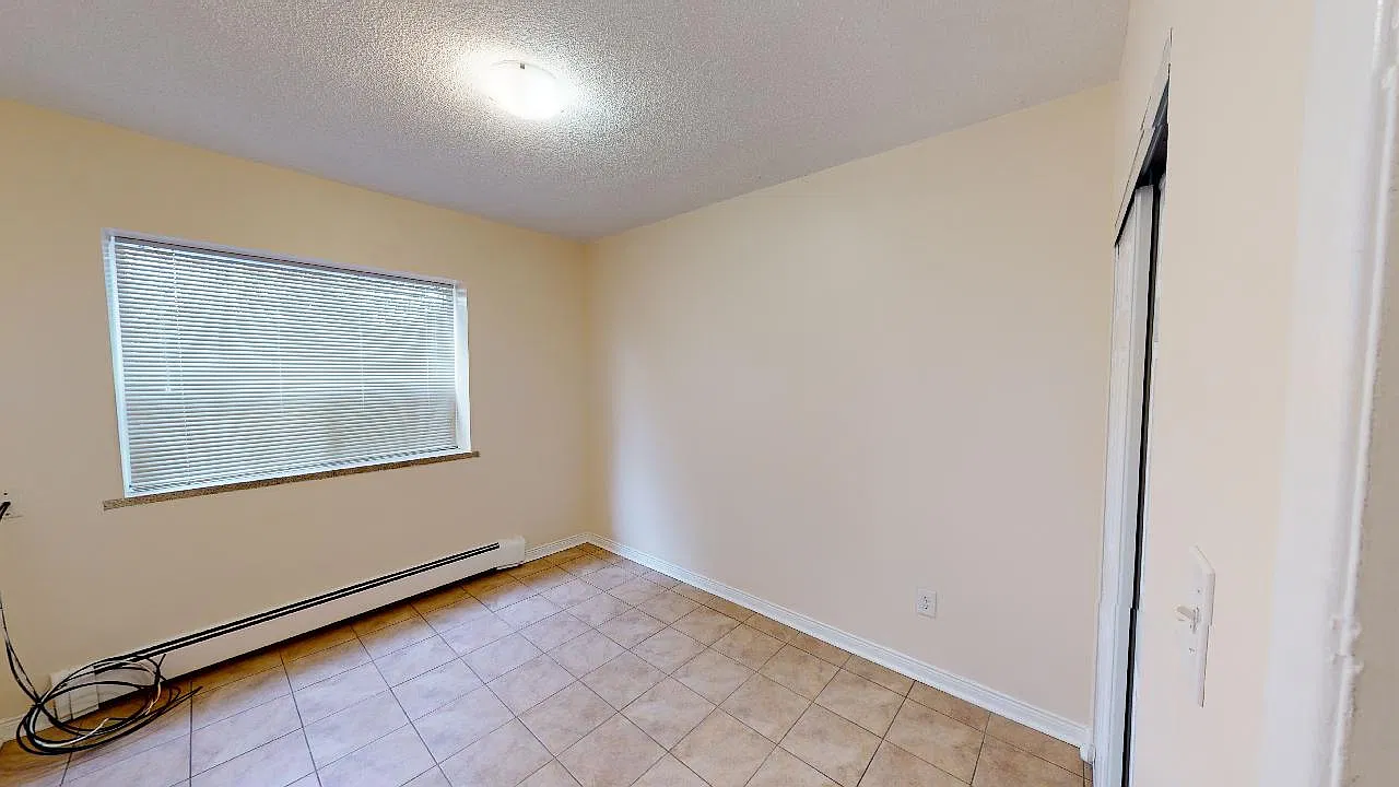 506 Danforth Apartments — Photo 4