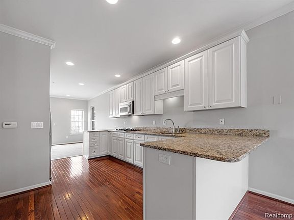 3rd image of 502 Graten St