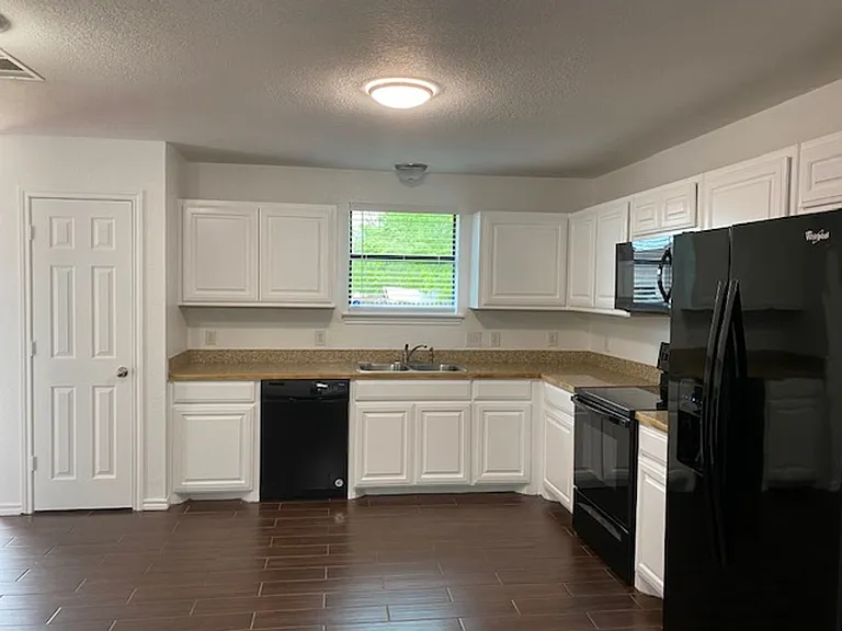 203 W Willow St — Photo 3