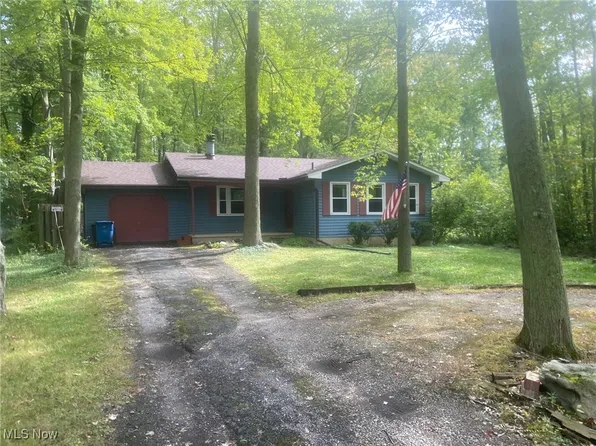 6899 McKenzie Rd, Olmsted Falls, OH 44138