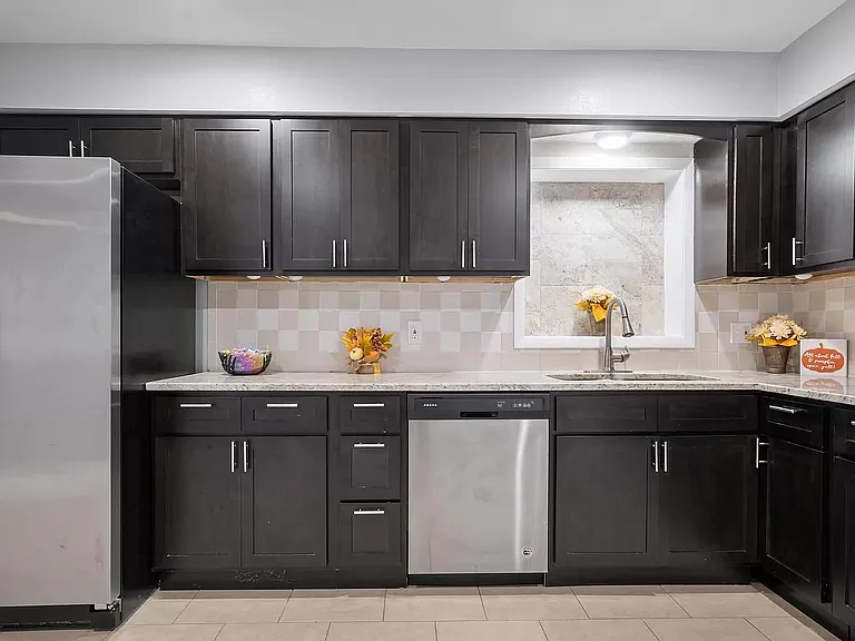 25027 Holden Dr — Photo 32