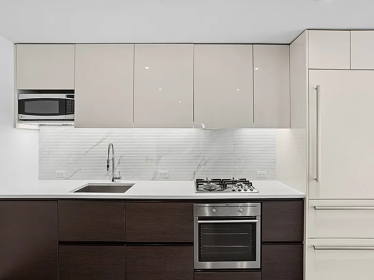 138 E 12th St #6I — Photo 3