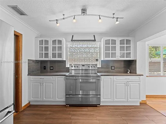 3 bed, 2.0 bath, $4,600 — Photo 3