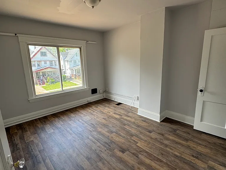 9409 Empire Ave — Photo 6