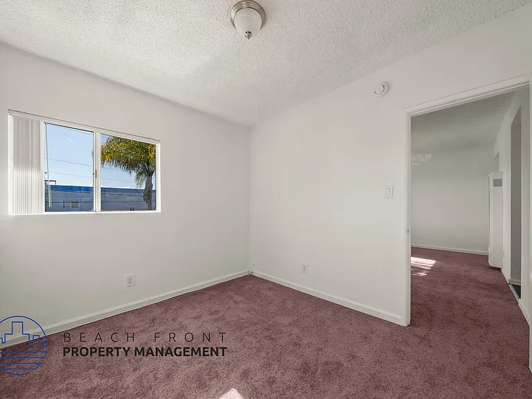 211 W G St — Photo 6