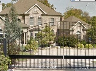 17 West Dr, Chesterfield, MO 63017