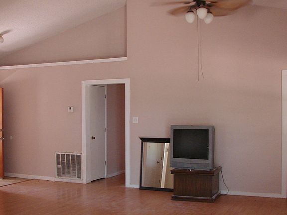 4th image of 440 Luther Ln