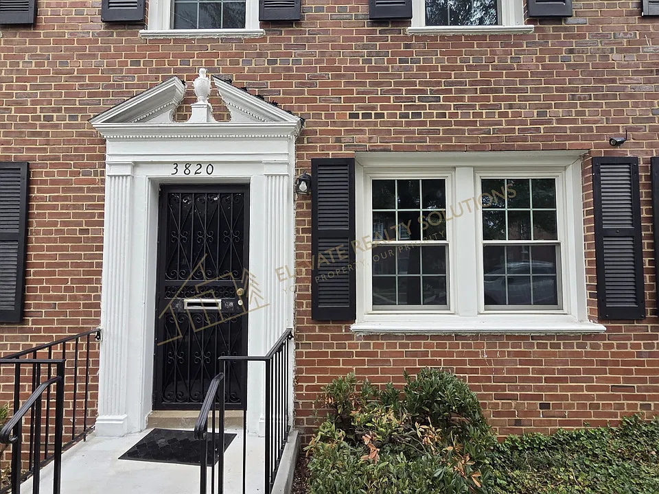 3820 V St SE #1-202