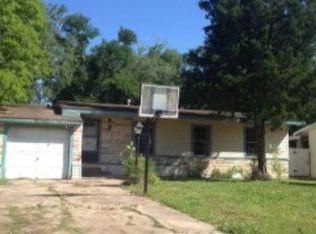 105 Jasmine St, Lake Jackson, TX 77566