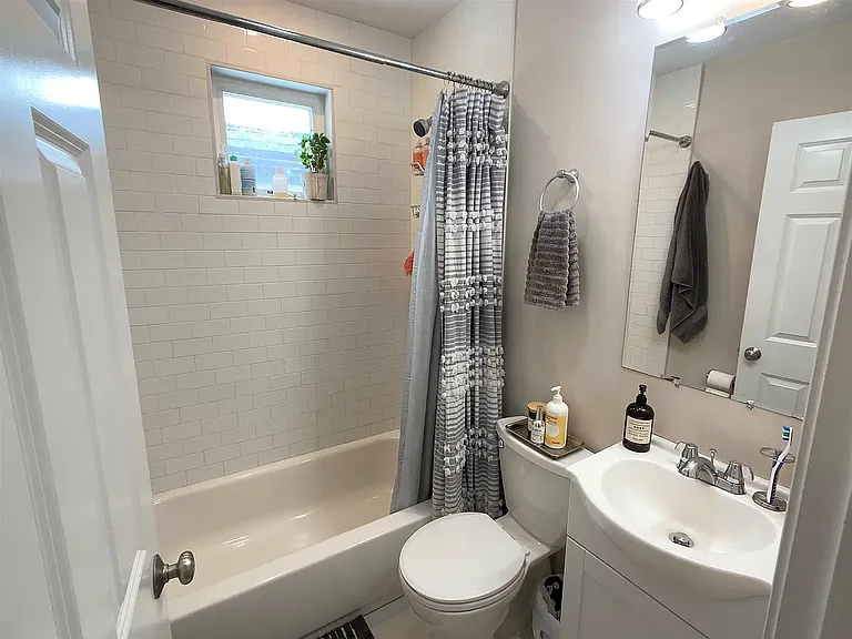 521 Main St #2 — Photo 2