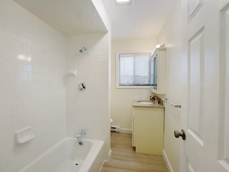 1398 Lonsdale Ave — Photo 8