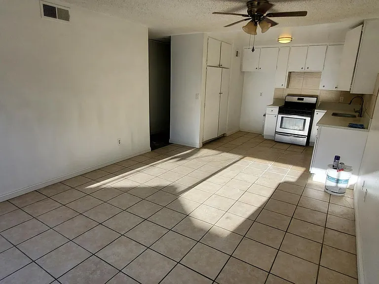 1042 W Pine St #A — Photo 3