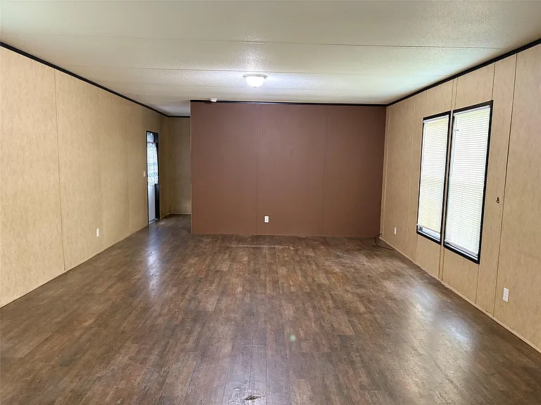 215 Live Oak St — Photo 5