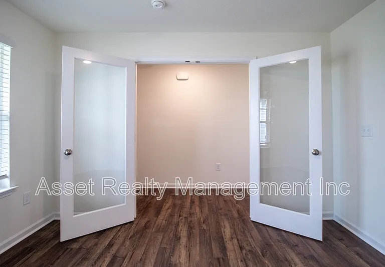 2076 Southwood Cir — Photo 8