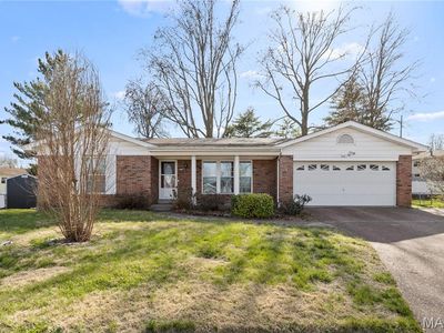 560 Blossomheath Dr, Saint Louis, MO, 63125