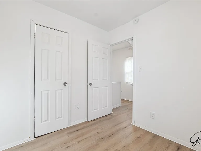 2615 Emmons Ave — Photo 10