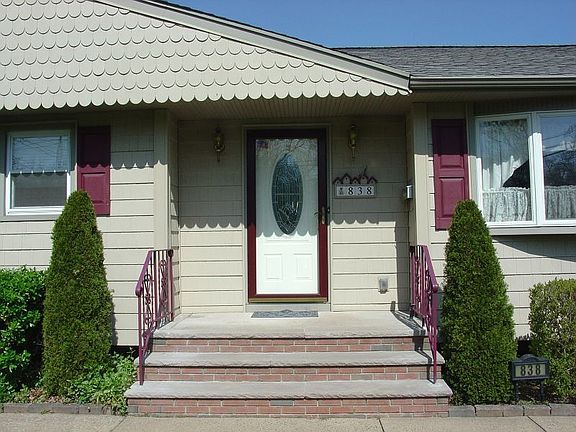 4th image of 838 S Main St