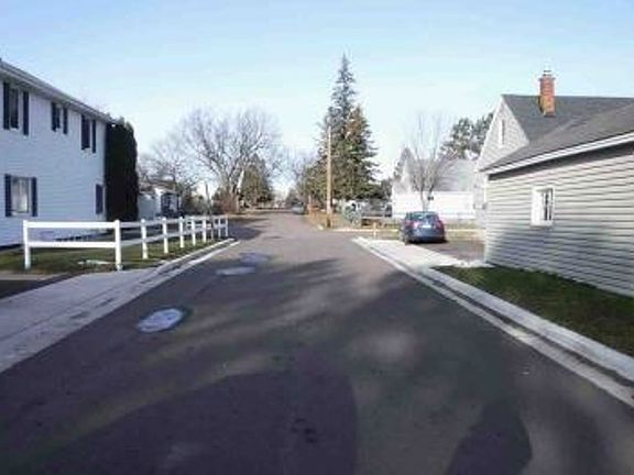 Exterior Neighborhood (street photo)