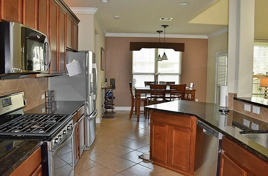 4 bed, 2.5 bath, 2694 sqft, $2,600 — Photo 4