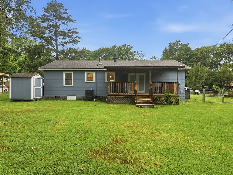 236 Lionel Rd — Photo 10
