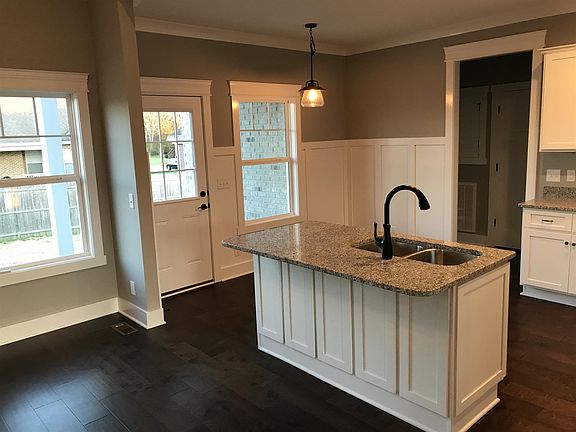 2nd image of 303 Shelby Cir