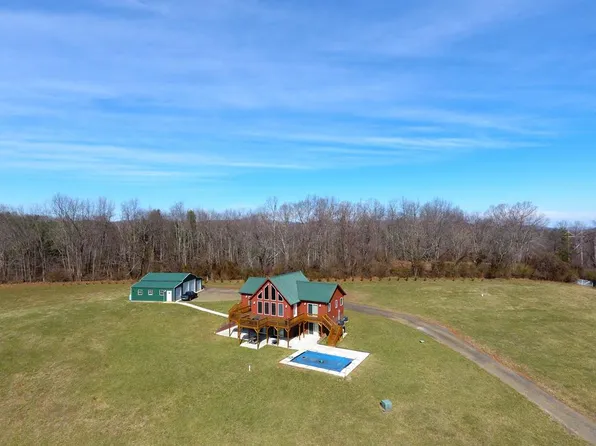 335 Pioneer Cir, Hillsville, VA 24343