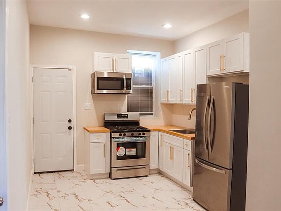 4th image of 4018 S Grand Blvd #B