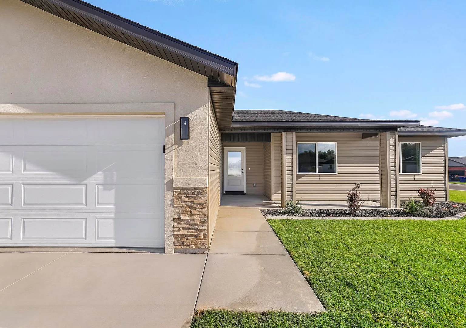 Spacious 4 bed/2 bath Rental with 2-Car Garage & Split Floor Plan — Photo 4