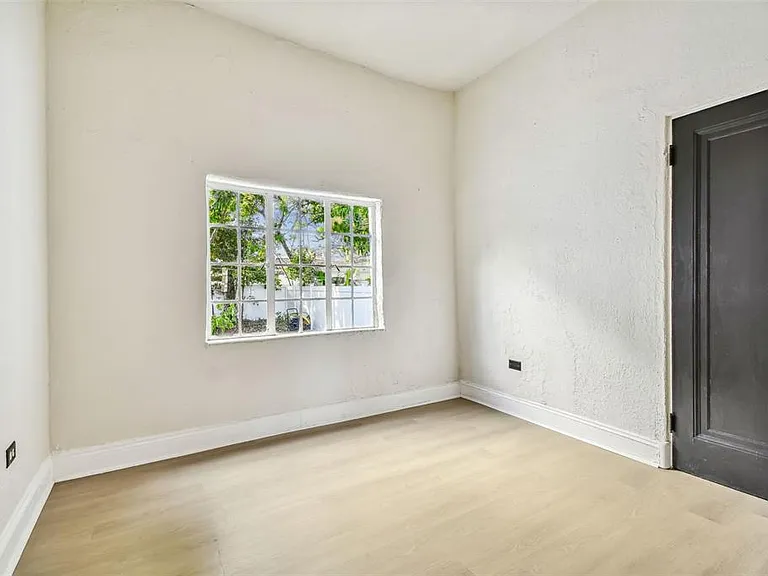 2102 W La Salle St — Photo 40