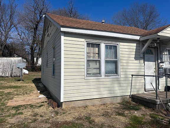 4th image of 809 Middle St